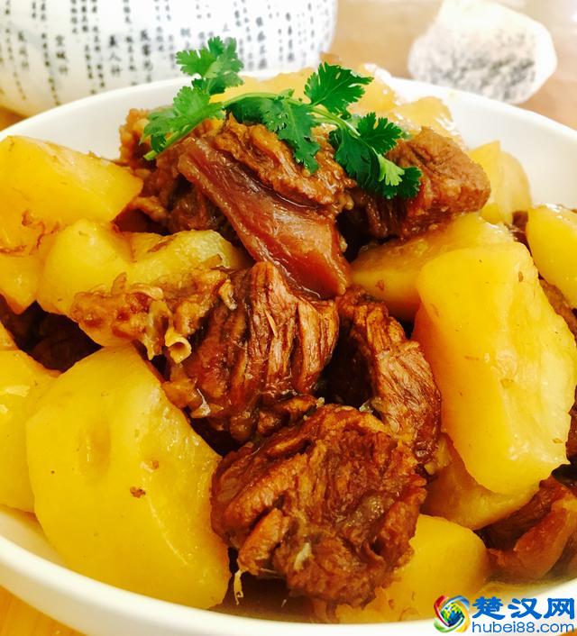这样做的牛肉和土豆孩子非常爱吃，红烧牛肉炖土豆的家常做法