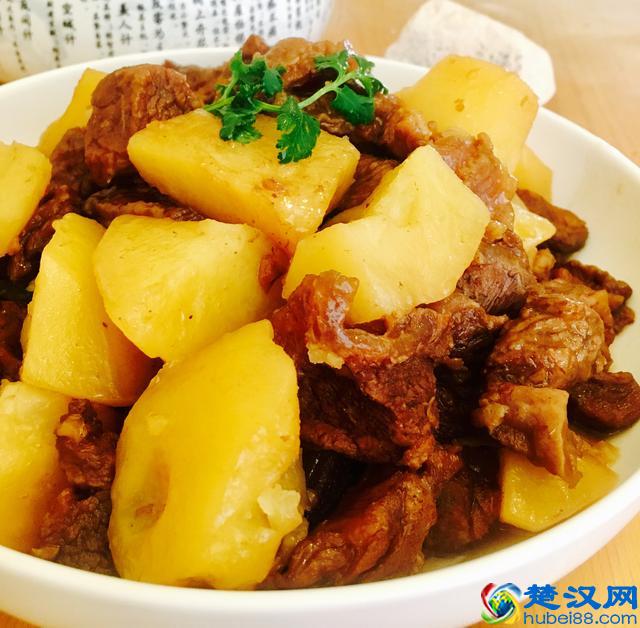 这样做的牛肉和土豆孩子非常爱吃，红烧牛肉炖土豆的家常做法