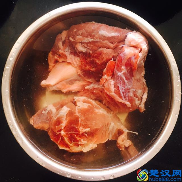 这样做的牛肉和土豆孩子非常爱吃，红烧牛肉炖土豆的家常做法