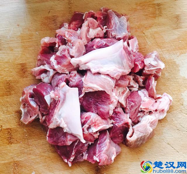 这样做的牛肉和土豆孩子非常爱吃，红烧牛肉炖土豆的家常做法