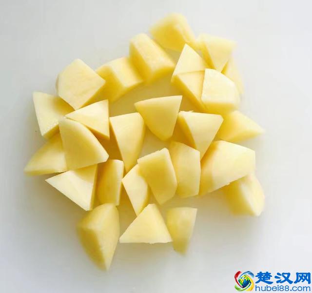 这样做的牛肉和土豆孩子非常爱吃，红烧牛肉炖土豆的家常做法