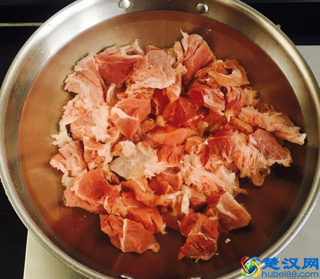 这样做的牛肉和土豆孩子非常爱吃，红烧牛肉炖土豆的家常做法