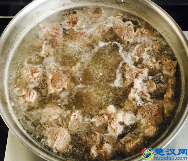 这样做的牛肉和土豆孩子非常爱吃，红烧牛肉炖土豆的家常做法