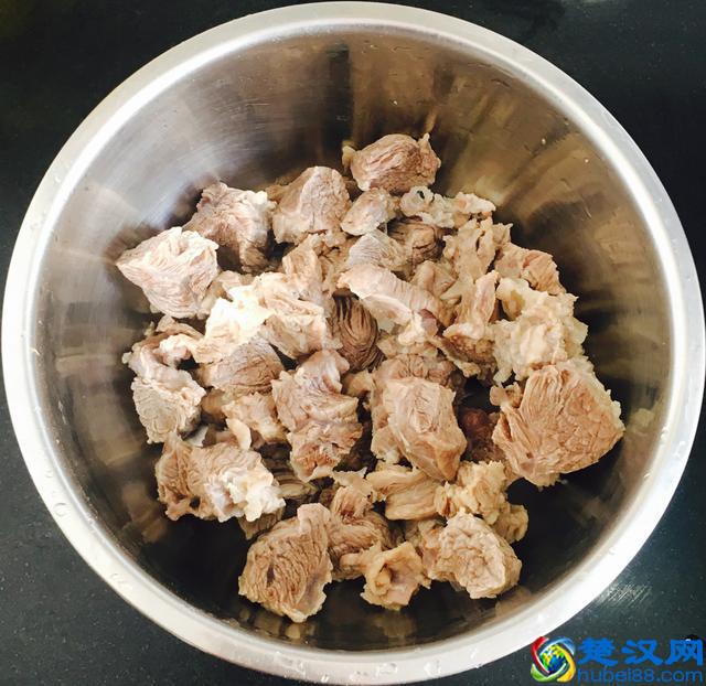 这样做的牛肉和土豆孩子非常爱吃，红烧牛肉炖土豆的家常做法
