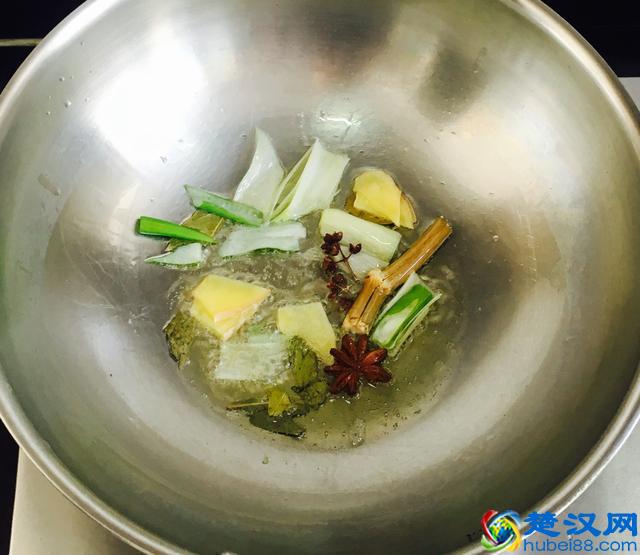 这样做的牛肉和土豆孩子非常爱吃，红烧牛肉炖土豆的家常做法