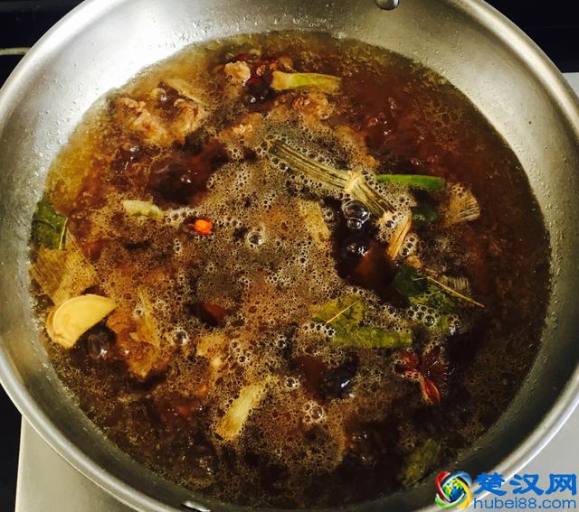 这样做的牛肉和土豆孩子非常爱吃，红烧牛肉炖土豆的家常做法