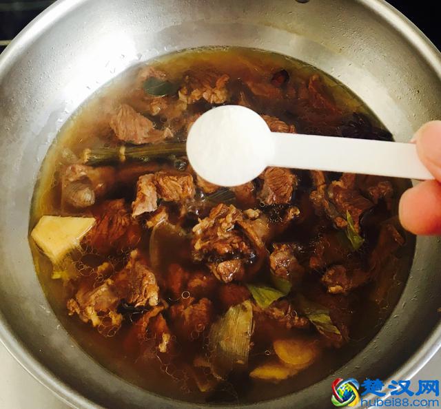 这样做的牛肉和土豆孩子非常爱吃，红烧牛肉炖土豆的家常做法