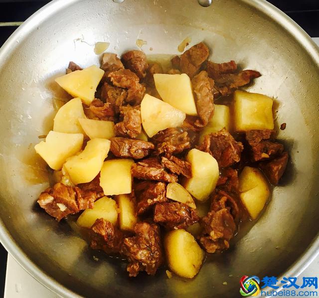 这样做的牛肉和土豆孩子非常爱吃，红烧牛肉炖土豆的家常做法