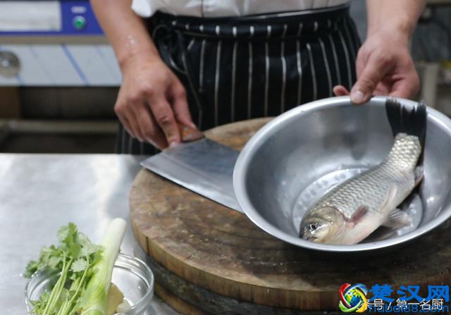 这才是鲫鱼最好吃的做法，营养美味，百吃不厌，学会你就是大厨