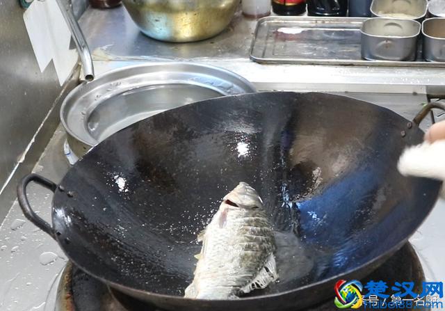 这才是鲫鱼最好吃的做法，营养美味，百吃不厌，学会你就是大厨