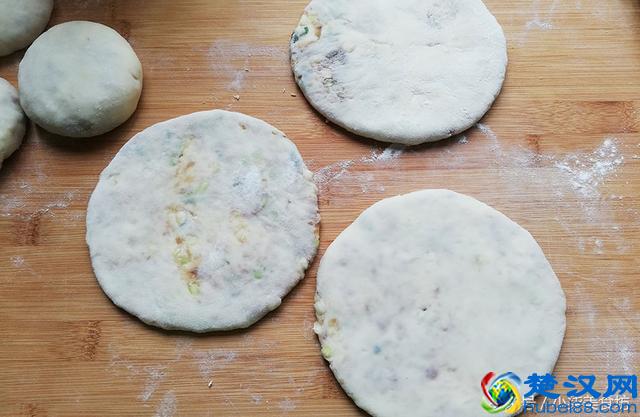 牛肉馅饼的最快速做法，不发面，不饧面，咬一口满嘴香，营养健康