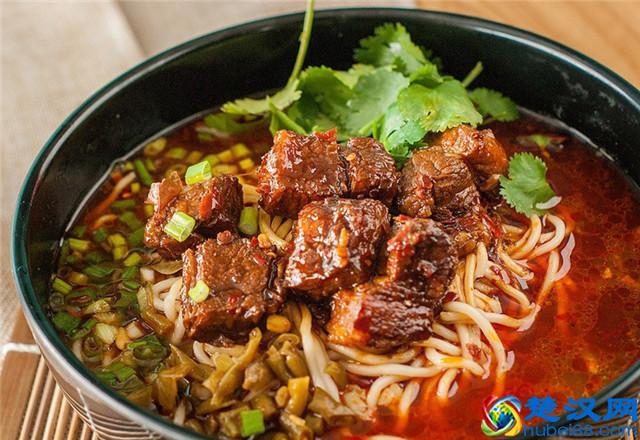 想在家做一碗好吃的牛肉面，好喝的汤头怎么做？大厨告诉你做法！