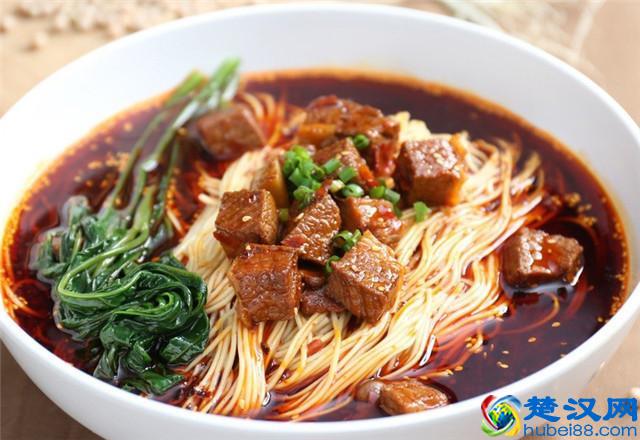 想在家做一碗好吃的牛肉面，好喝的汤头怎么做？大厨告诉你做法！