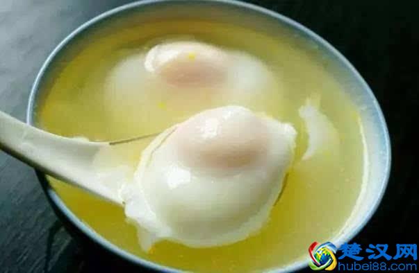 水煮荷包蛋容易散？只要记住这一招，煮出来的荷包蛋，鲜嫩不粘锅