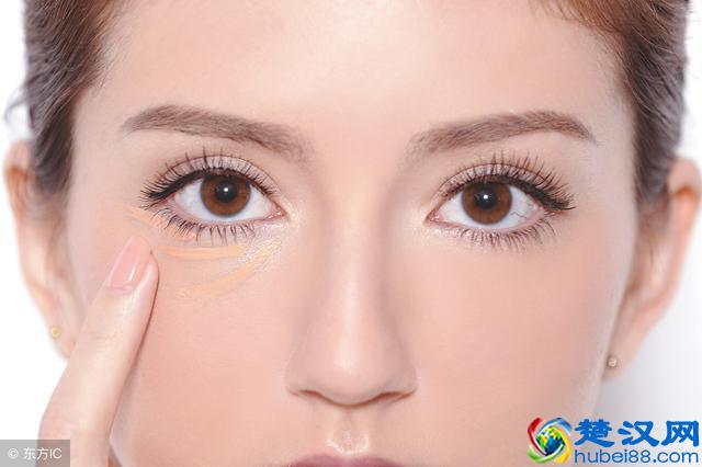 有眼纹老十岁？抚平细纹三步搞定