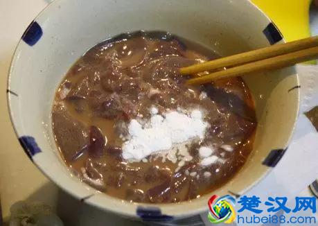 炒猪肝时，千万不要下锅就炒，多加一步，猪肝又香又嫩又不腥！