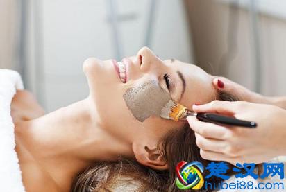 如何去除黑头让鼻子变干净？分享4个简单方法，去黑头收缩毛孔