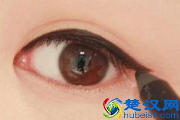 眼睛太小不漂亮，只需一招让你的眼睛变大两倍！