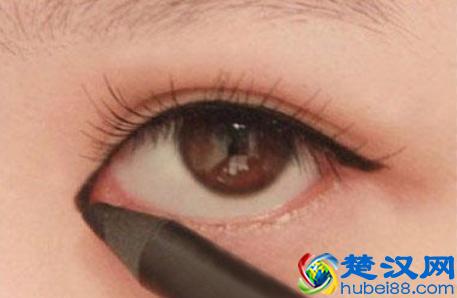 眼睛太小不漂亮，只需一招让你的眼睛变大两倍！