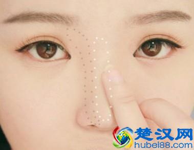 眼睛太小不漂亮，只需一招让你的眼睛变大两倍！