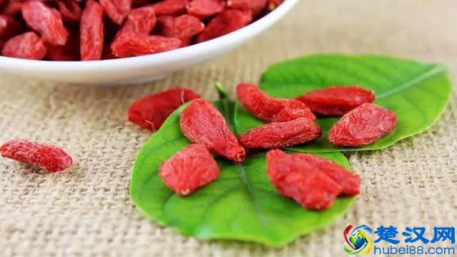 每天晚上睡觉前吃五粒枸杞有什么好处？
