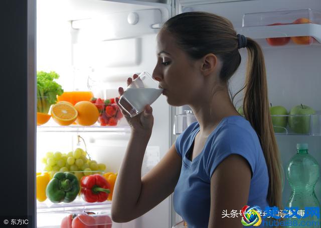 晚上喝牛奶对身体有2大益处，睡前喝牛奶，注意这4件事，效果更好