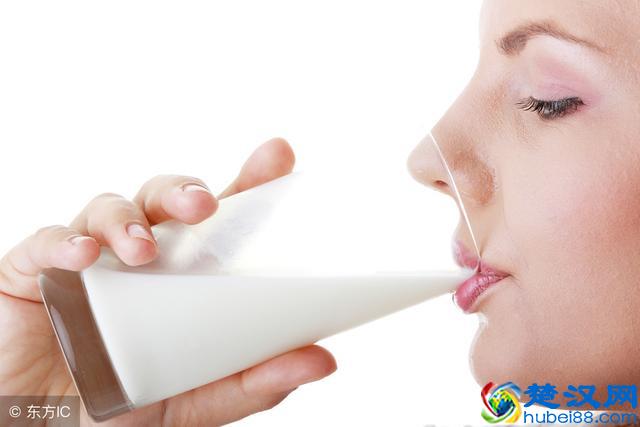 晚上喝牛奶对身体有2大益处，睡前喝牛奶，注意这4件事，效果更好