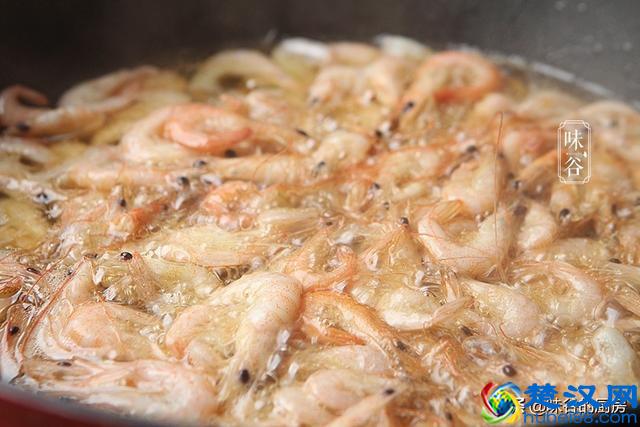 小河虾怎么做好吃？这样做鲜嫩没腥味，几分钟轻松搞定