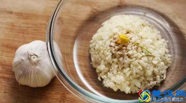 红掌叶子发黄怎么办？就用它们俩，持续喷上一个周，叶绿花艳