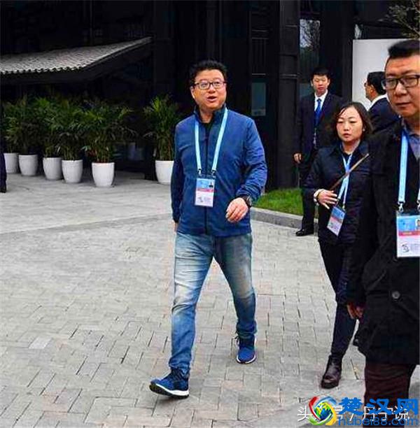 你知道腿粗的男生穿什么牛仔裤好看吗？明星大佬上身示范