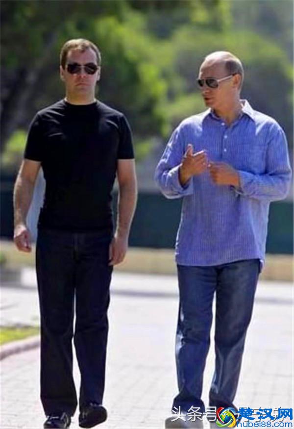 你知道腿粗的男生穿什么牛仔裤好看吗？明星大佬上身示范