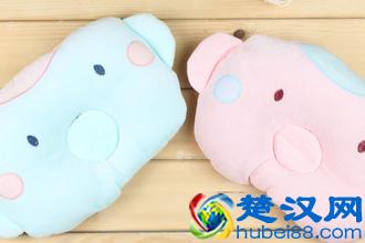 小婴儿睡什么枕头好呢 不同时期选枕头各有讲究