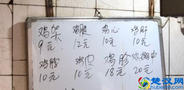 老城区这家开了15年的夫妻小店，特色鸡架每天排队的人都没停过