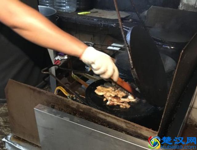 老城区这家开了15年的夫妻小店，特色鸡架每天排队的人都没停过