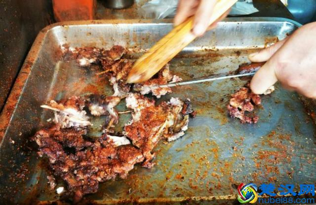 老城区这家开了15年的夫妻小店，特色鸡架每天排队的人都没停过