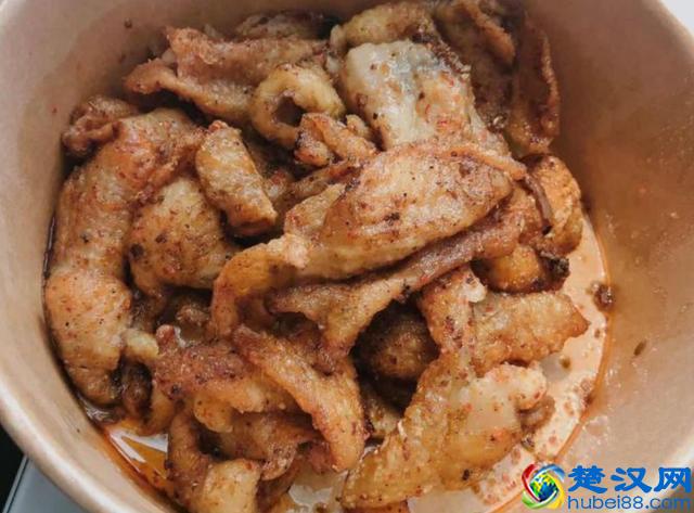 老城区这家开了15年的夫妻小店，特色鸡架每天排队的人都没停过