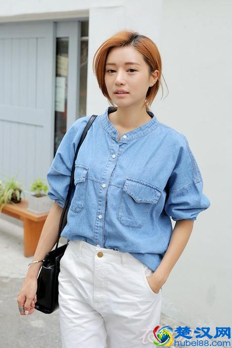 天蓝色上衣配什么颜色的裤子更清新