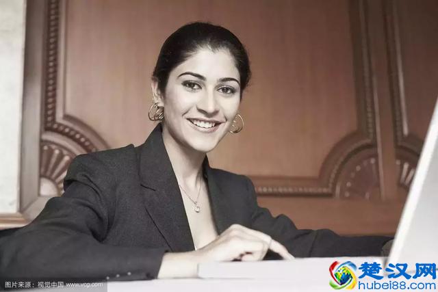 时尚 ▏珠宝和服饰的颜色搭配