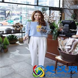 蓝色上衣配什么颜色的裤子 今夏穿出优雅气质