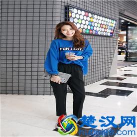 蓝色上衣配什么颜色的裤子 今夏穿出优雅气质