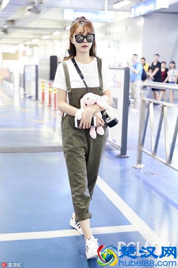 墨绿色搭配什么颜色好看？墨绿色衣服搭配技巧