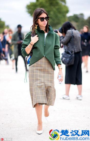 墨绿色搭配什么颜色好看？墨绿色衣服搭配技巧