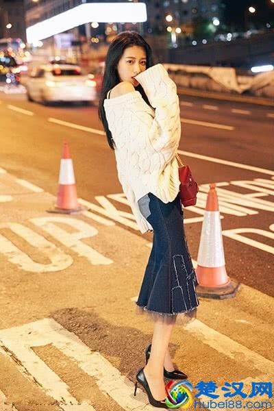 孙怡真会搭,镂空裙配短靴也不丑,身高不到170cm的就别尝试了!