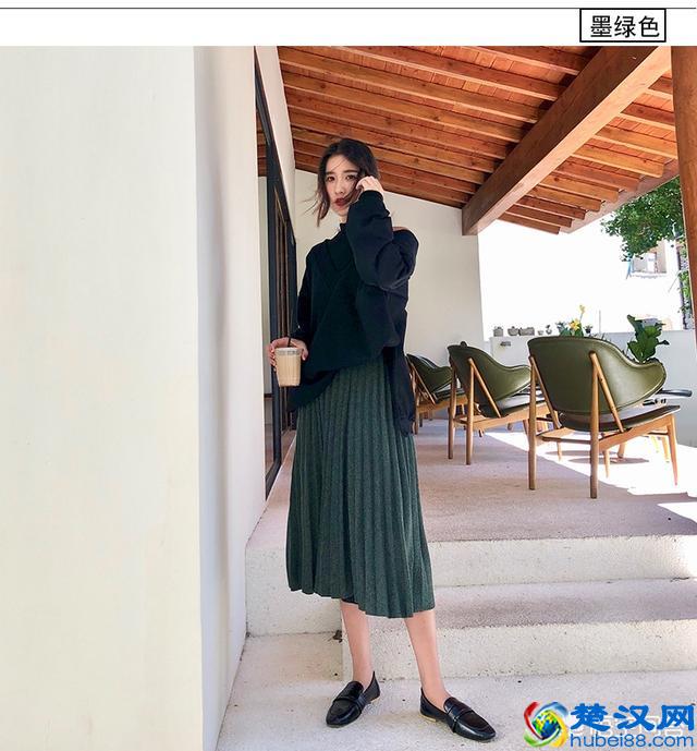墨绿色长裙怎么搭？这样搭配更好看。
