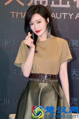 墨绿色长裙怎么搭？这样搭配更好看。