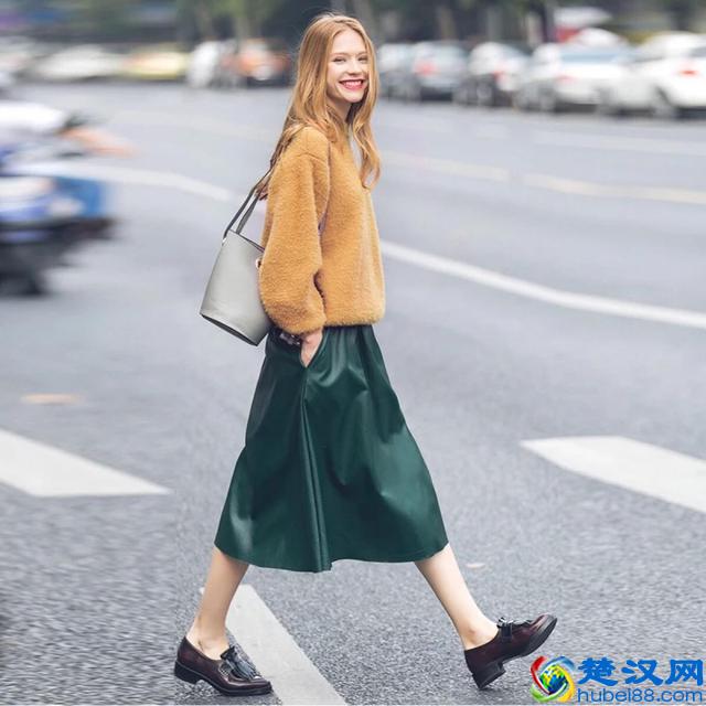 墨绿色长裙怎么搭？这样搭配更好看。