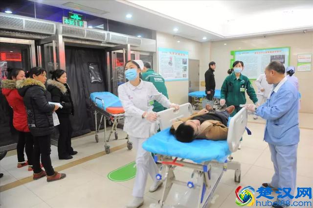 误把“香蕉水”当矿泉水,小伙喝下一大口险丢命