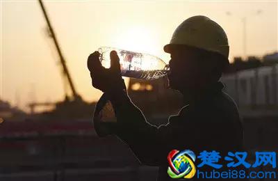 误把“香蕉水”当矿泉水,小伙喝下一大口险丢命