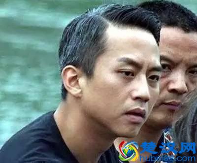 37岁的邓超头发灰白，除了劳心事业，真正原因令人心酸