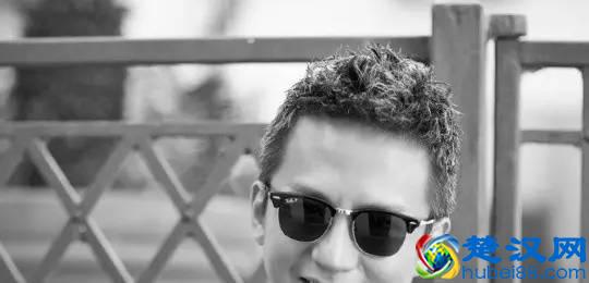 37岁的邓超头发灰白，除了劳心事业，真正原因令人心酸